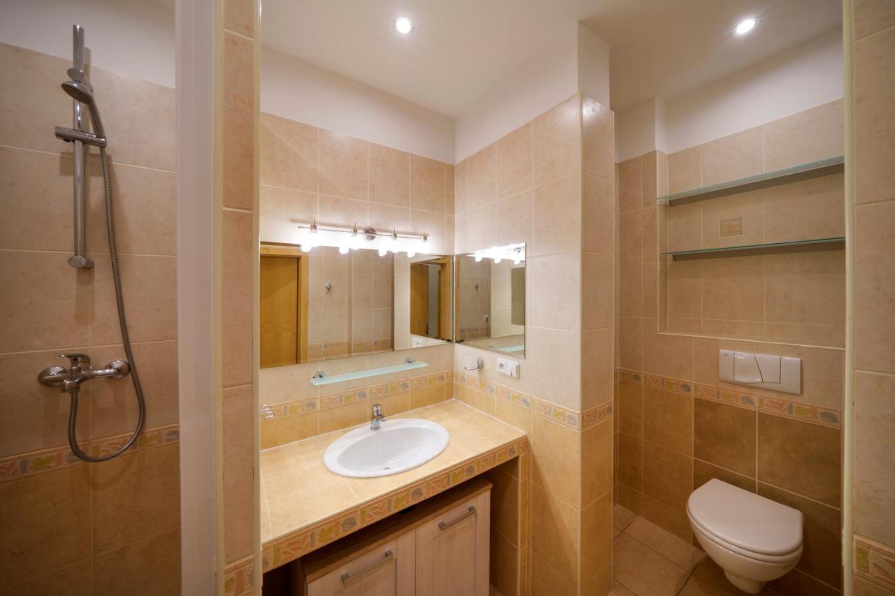Apartment Dlouha With Balcony Prag